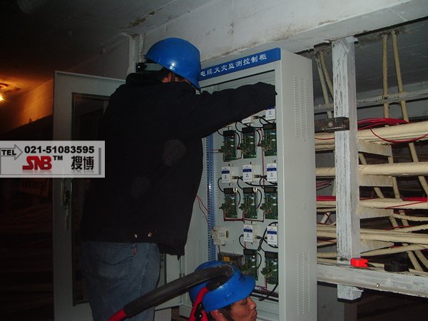  现场人员在安装电缆火灾监测控制柜